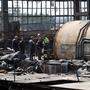Arbeiter sind im Charkiwer Wärmekraftwerk zu sehen, das durch russischen Beschuss beschädigt wurde. 