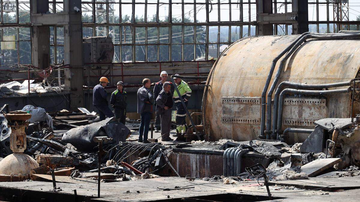 Arbeiter sind im Charkiwer Wärmekraftwerk zu sehen, das durch russischen Beschuss beschädigt wurde. 