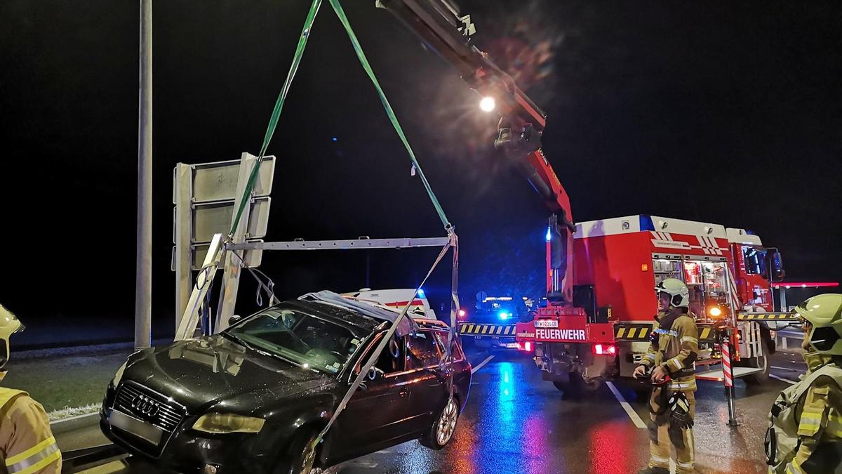 Die Feuerwehr Schladming barg das Fahrzeug