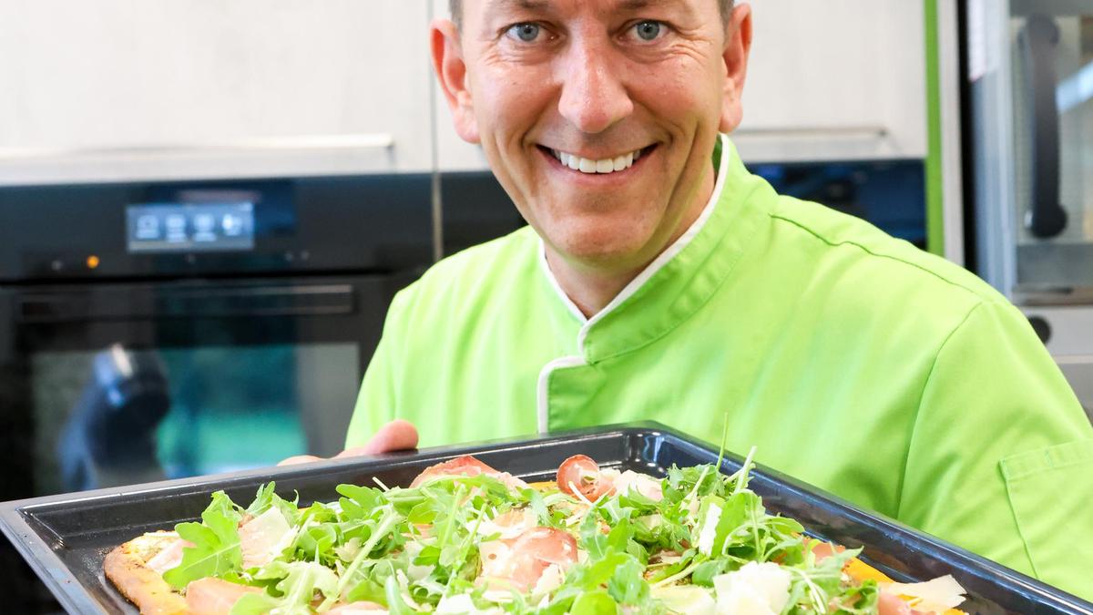 Christian Ofner fertigt aus den letzten Tomaten vom Garten einen aromatischen Flammkuchenteig.