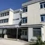 Ein Eingangsbereich einer Schule bei Tag und Sonnenschein.