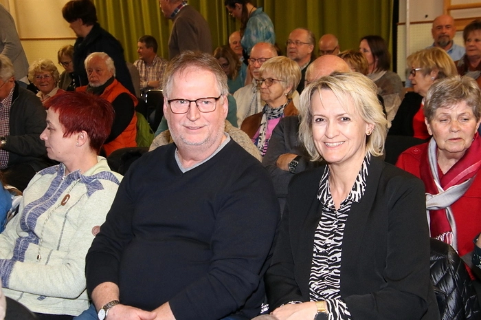 Die Protagonisten Franz Ofner, Silke Steurer, Hubert Neukam, Daniela Schweighart, Jenny Neukam, Barbara Neukam, Adolf reiner, Silke Schweighart, Ernst Schweighart, Johann Edler, Friedrich Gines Marianne Neukam und Gottfried Stiefmann rissen die Besucher zu Lach- und Beifallsstürmen hin.