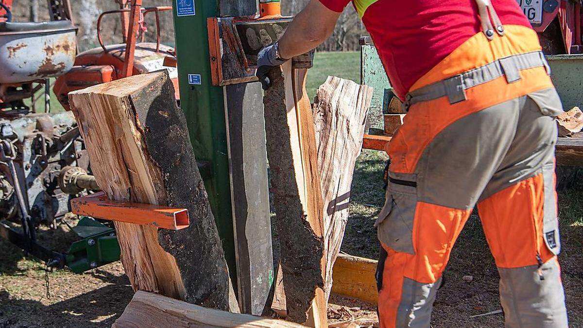 Die Frau führte die Arbeiten mit einem hydraulischen Holzspaltgerät durch (Sujetbild)