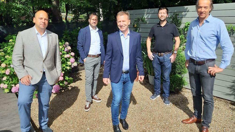 KFV-Präsident Klaus Mitterdorfer (Mitte) mit seinen Mitstreitern im Kärntner Fußballverband