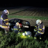 Das Auto kam von der Fahrbahn ab