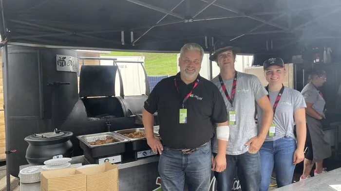 Rauchig: In der Fan-Zone bieten Peter Dietrich (links) und sein Team Pulled-Pork-Burger an.