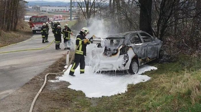 Nachdem die Unfalllenkerin aus dem Wrack befreit worden war, wurden sofort die Löscharbeiten gestartet