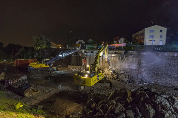 Im Einsatz sind zwei 35-Tonnen-Kettenbagger mit Hydraulikhammer und Abbruchzangen