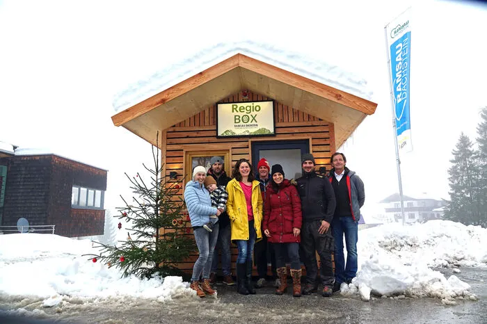 Die Vorstandsmitglieder der Tourismusgenossenschaft (Thomas Trischer &amp; Matthias Brandstätter) mit den Produzenten, Kathrin Erlbacher mit Sohn Leo (Bacherhof, Fleisch), Veronika und Andreas Engelhardt (Engelhardthof, Milchprodukte), Sabrina und Roland Petersmann (Weiglhof, Lammfleisch)