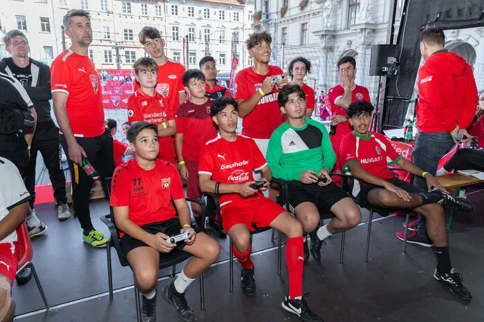 ... als auch an der Konsole gegeneinander an. Die Teams gaben sich dabei Namen internationaler und nationaler Fußballgrößen. Am Start waren der 1. FC Prototyp, KSV Tabasom, FC Mario Haas, Sarah Puntigam, David Alaba, FC Gilbert Prilasnig, Team Ivica Osim und Thierry Henry.