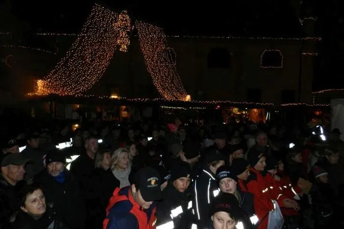 Die Übergabe fand auf dem Hauptplatz beim Christkibdlmarkt statt.