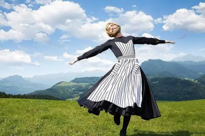 . . . die bereits als Fräulein Maria posierte. Zum 25. Jubiläum steht der Life Ball im Zeichen des kultigen Musikfilms "The Sond of Music".