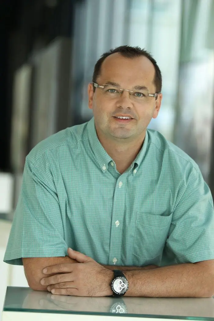 Das Bild zeigt ein Porträt von Arno Mayer