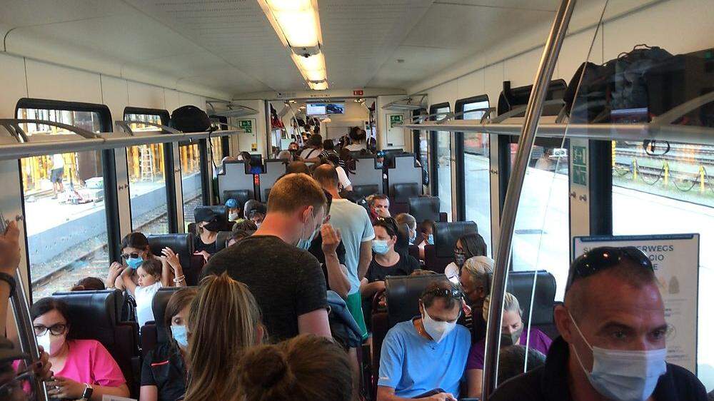 Gerade zu Coronazeiten sind die Menschen noch sensibler, wenn es um überfüllte Öffis geht. Viele Menschen fürchten, sich im Zug anstecken zu können. Diese Sorge sei unbegründet, beruhigen die ÖBB (Symbolfoto)