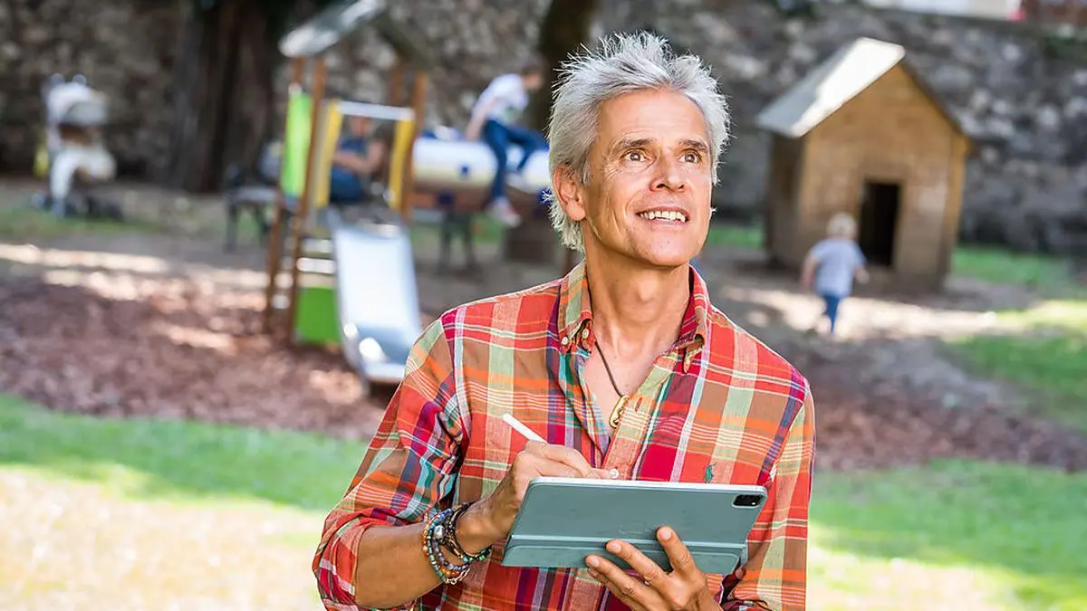 Der Blick von Thomas Brezina zeigt die Begeisterung, mit der er am Winter-Wunder-Wald im Park des Parkhotels arbeitet, um nicht nur Kinderaugen zum Strahlen zu bringen