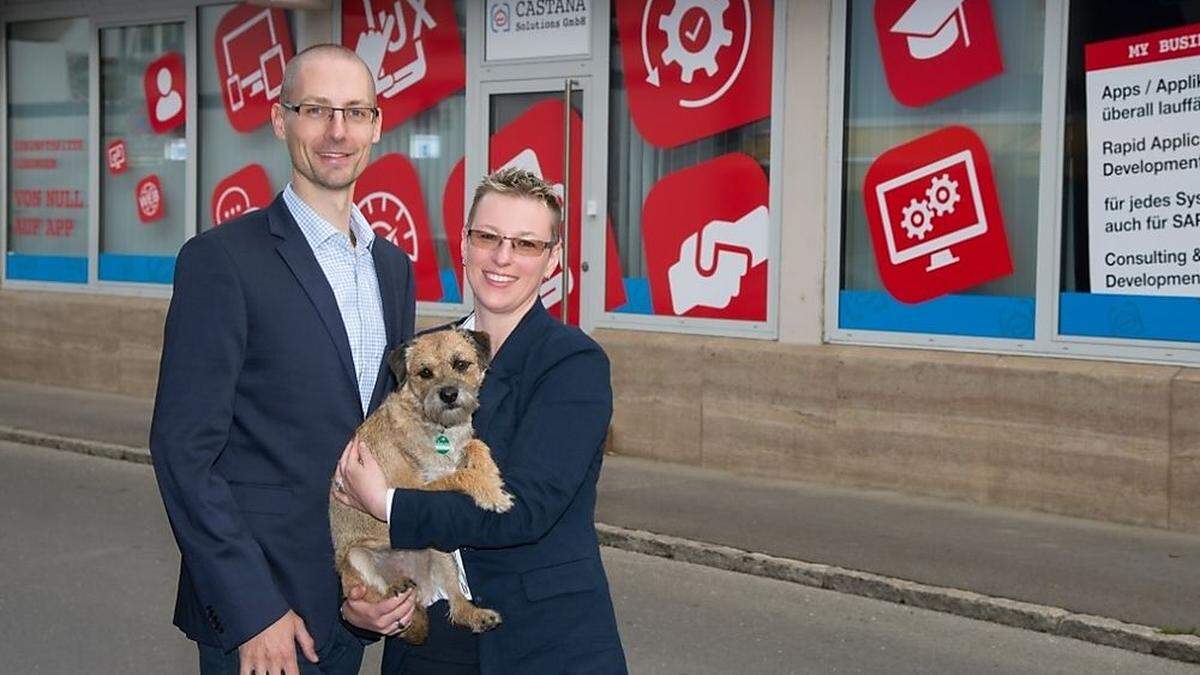 Maximilian und Nicole Schaufler vor ihrem Büro in der Kapfenberger Innenstadt 