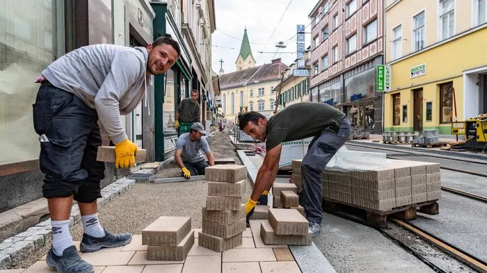 Vier Monate lang wurde die Gleisdorfer Gasse umgebaut, jetzt wird schon der Gehsteig gepflastert.