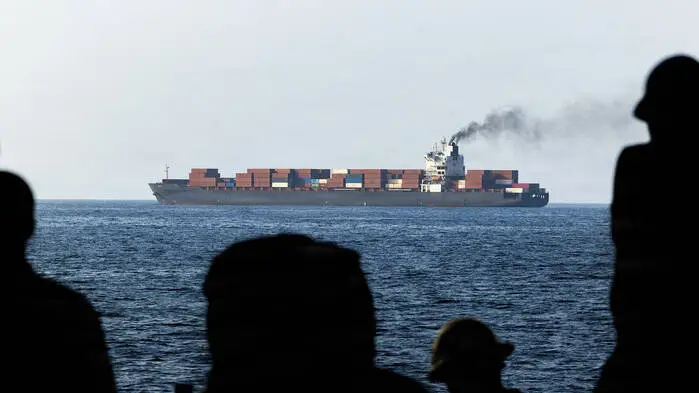 US-Soldaten beobachten ein iranisches Frachtschiff, während Teheran mit dem Oman Nägel mit Köpfen macht