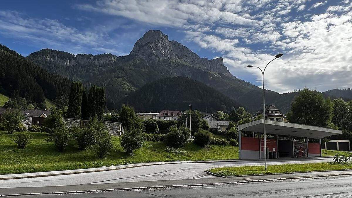 Am Busbahnhof auf der Straßenseite in Fahrtrichtung Hieflau wird 2023 der Billa-Neubau errichtet