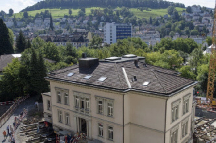 Rund zwei Millimeter pro Sekunde bewegte sich die Villa auf 200 Stahlstützen.