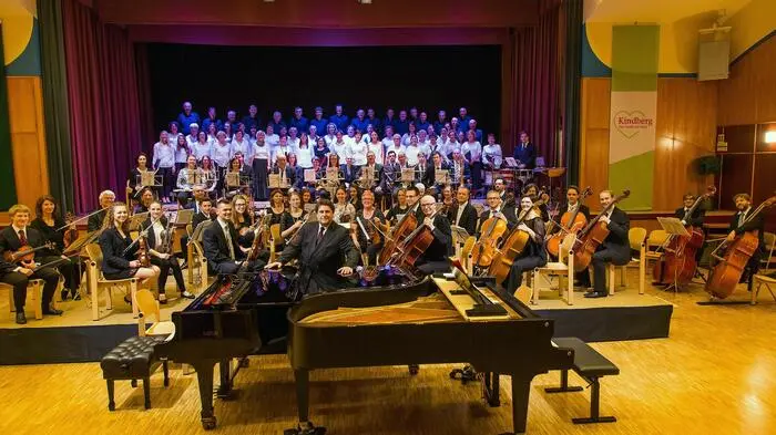 Die Sinfonietta Kindberg, im Hintergrund das Vokalensemble