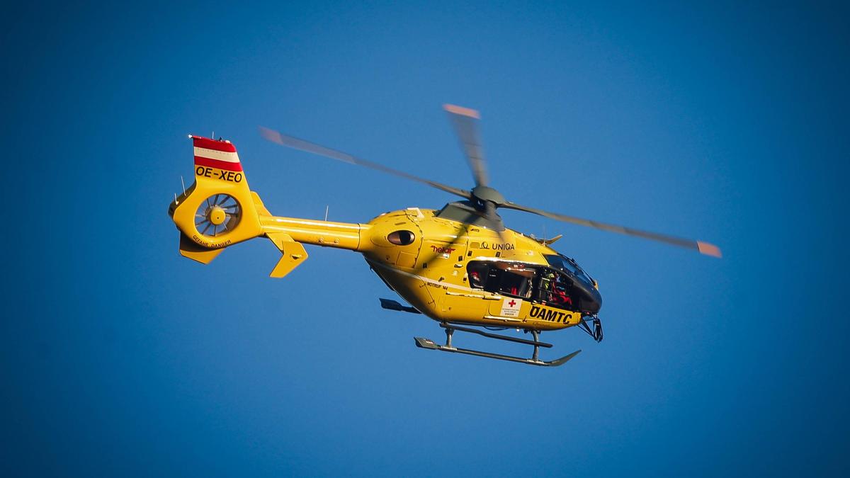 Der Rettungshubschrauber brachte die Frau ins Krankenhaus 