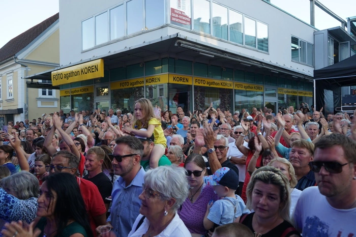 Tausende Besucher feierten ausgelassen mit der Kultband und machten das Konzert zu einem unvergesslichen Erlebnis. 