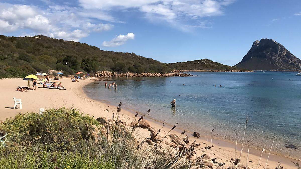 Manche Urlauber können wohl von den sardischen Stränden nicht genug bekommen.