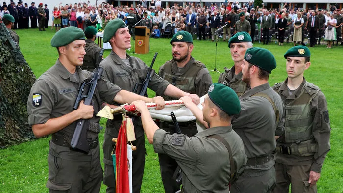 250 Rekruten legten am Sportplatz der 10. Oktober-Schule in der Stadtgemeinde Straßburg ihr Treuegelöbnis ab.
