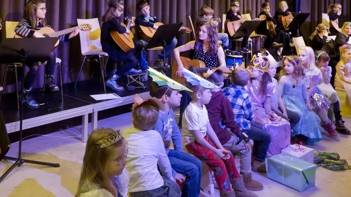 Das Faschingskonzert der Musikschule Knittelfeld verwandelte den kleinen Konzertsaal der Musikschule auch heuer wieder in eine Bühne voller Klang und Kreativität. Aufgrund der großen Zahl an jungen Musikschülerinnen und Musikschülern wurde die Veranstaltung auf zwei Tage aufgeteilt, gespielt wurde jedoch dasselbe Programm.