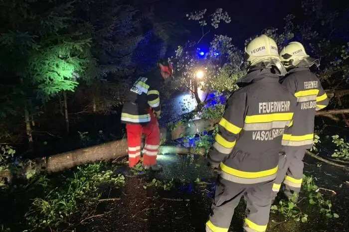 Auch die FF Vasoldsberg musste die verlegte Straße freiräumen.