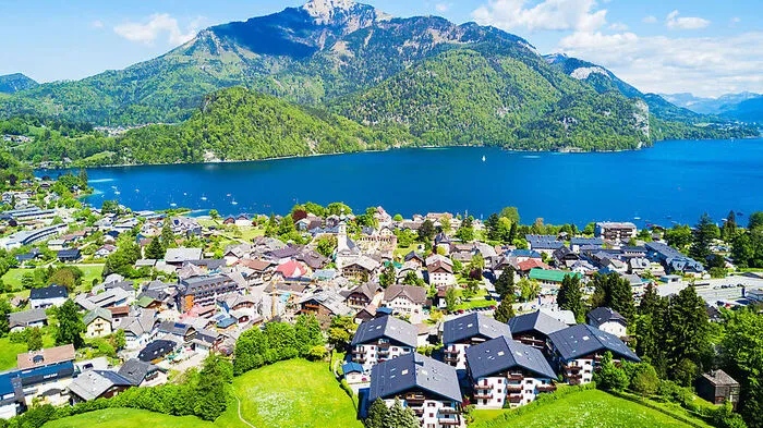 Drei Mal fährt der Bus um den Kreisverkehr in St. Gilgen am Wolfgangsee. Aus den Boxen tönt Julie Andrews, dass sie gern knusprigen Apfelstrudel und Schnitzel mit Nudeln mag.