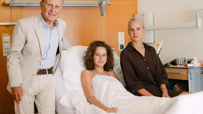 Patientin Karla (14) mit ihrer Mutter und Operateur Selman Uranüs: Ihr wurde in Graz eine Zyste an der Milz entfernt, das Organ konnte erhalten werden