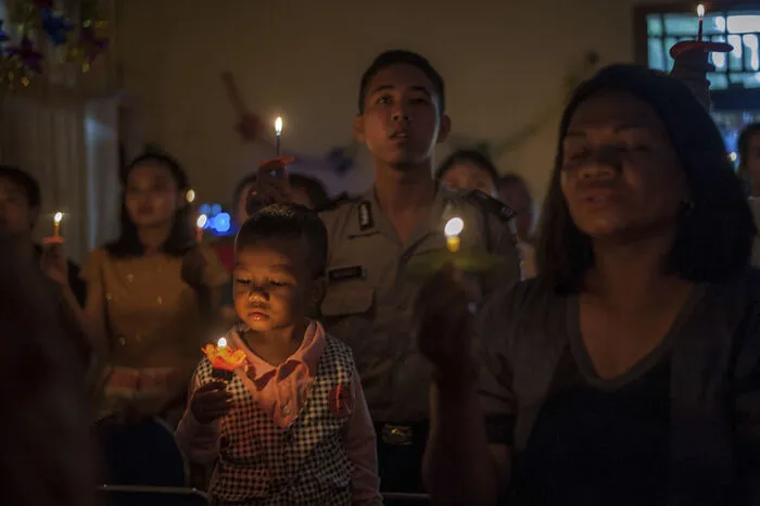 In diesem Jahr laufen in Indonesien die Weihnachtsmessen ruhig und still ab. Der Tsunami mit über 400 Toten hat die Fröhlichkeit der Menschen gedämpft.