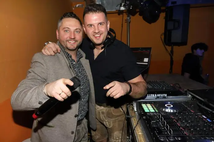 In der Disco sorgten das „DJ Team“ mit Martin Pfandl und Karl Schurian für die fetten Discobeats! Übrings Martin Pfandl (2.v.links) ist seit Anfang (19 Jahre) an dabei!!