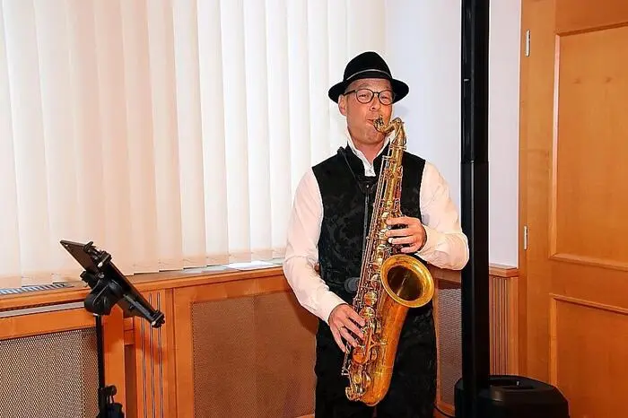 Regina Uedl führte mit Heinz Schlatzer ein informatives Gespräch über ihr Schaffen und ihre Werke. Für die musikalische Umrahmung sorgte der Saxophonist Ingo Herzmaier.