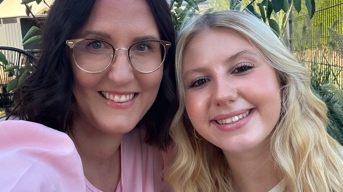 Zu sehen sind zwei Frauen, eine mit dunklen Haaren und eine mit blonden Haaren