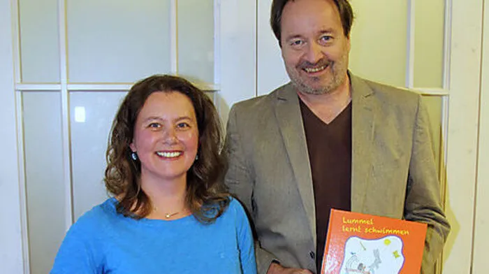 Die Autorin Gabriele Klapsch-Raß mit Gernot Ragger vom „der wolf verlag“