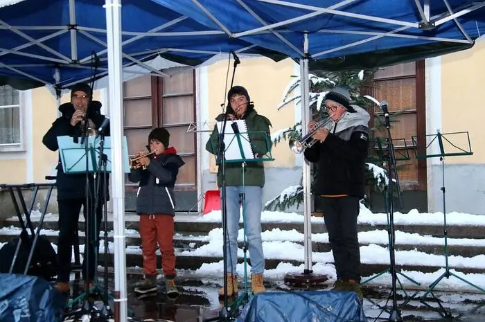 Für stimmige Musik sorgten das Brass-Ensemble der Bergkapelle Oberdorf und die Musikschule Bärnbach. Höhepunkt des Adventmarktes war traditionell die Einschaltung der Weihnachtsbeleuchtung um 17 Uhr, die Bürgermeister Jochen Bocksruker vornahm.