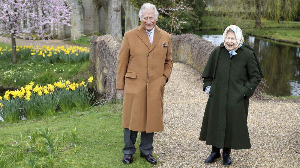 Queen Elizabeth II und Prince Charles im Garten von Frogmore House