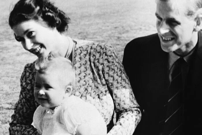 Auf diesem Foto, aufgenommen am 18. Juli 1949, sind der britische Prinz Charles, damals acht Monate alt, mit seiner Mutter Prinzessin Elizabeth, und seinem Vater Philip zu sehen. Schauplatz ist das Windlesham Moor, die Sommerresidenz in Ascot, England.