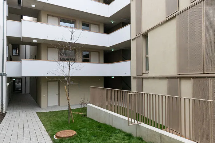 Ein Gang verbindet Alt und Neu, außerdem bedeutet er mehr Privatsphäre für die Mieter. Rechts ein Blick auf die Maisonettwohnungen.