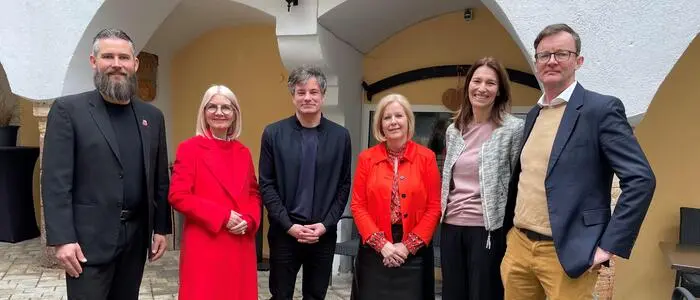 Fordern eine Lösung des Schulbusproblems: Die Politiker Robert Reif (Neos), Gabriele Kolar, Wolfgang Moitzi (beide SPÖ), Direktorin Ursula Schriefl und die Eltern Heidrun und Florian Gruber-Größwang