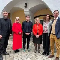 Fordern eine Lösung des Schulbusproblems: Die Politiker Robert Reif (Neos), Gabriele Kolar, Wolfgang Moitzi (beide SPÖ), Direktorin Ursula Schriefl und die Eltern Heidrun und Florian Gruber-Größwang