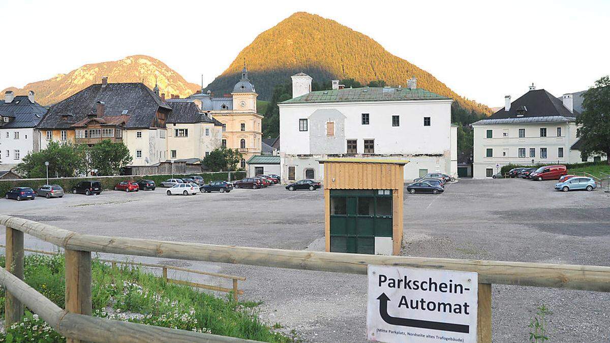 Hinter dem historischen Kammerhof, wo das alte Vitalbad stand, liegt ein – am Abend leerer – großer Parkplatz