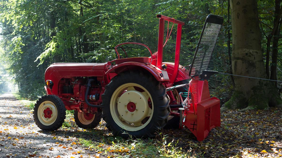 Traktor mit Seilwinde (Symbolbild)