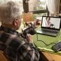 Ein Patient telefoniert per Video mit einer Ärztin | Seit Mitte Dezember gibt es für Kärntner Patienten ein telemedizinisches Angebot
