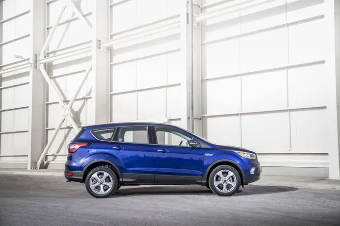 Beim Kuga ersetzt ein neuer, 1,5 Liter großer TDCi-Turbodiesel mit 120 PS das bisherige 2-Liter-Triebwerk mit gleicher Leistung. Bei der Version mit Frontantrieb liegt der kombinierte Kraftstoffverbrauch des neuen Motors voraussichtlich bei 4,4 l/100 km (115 g CO2/km).