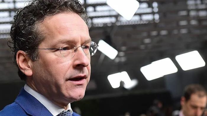 Er ist der amtierende Euro-Gruppe-Chef: Der niederländische Finanzminister Jeroen Dijsselbloem. Allerdings hat seine sozialdemokratische Partei bei den Wahlen in den Niederlanden eine üble Wahlschlappe erlitten. Es wird erwartet, dass er sein Amt verliert. Als Euro-Gruppe-Chef ist er zwar bis 2018 gewählt, es ist aber unwahrscheinlich, dass er auf den Posten beharrt.