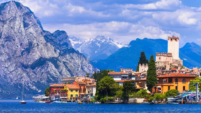 Gardasee (Italien): "Kennst du das Land, wo die Zitronen blühn?" – schon damals hatte Italien mit Johann Wolfgang von Goethe einen seiner größten Fans. Umgeben von Weinbergen, italienischer Kultur und mediterranem Flair ist der Gardasee nun mal ein wahres Paradies für Urlauber.